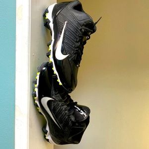 Nike alpha shark 3/4 football shoes new never worn no bo size 7.5 mens